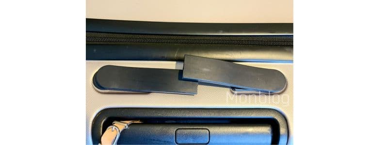 壊れた無印良品のキャリーケースの持ち手部分(筆者撮影)