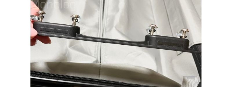 無印キャリーバッグの持ち手を自分で修理している様子(筆者撮影)