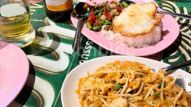 プーケットの屋台でタイ料理(筆者撮影)