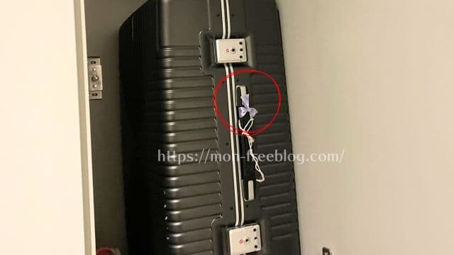 スーツケースにリボンで目印をつける(筆者撮影)