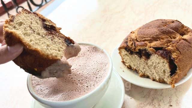 オアハカグルメ:Chocolate Mayordomoのホットチョコレートドリンクとパン(筆者撮影)