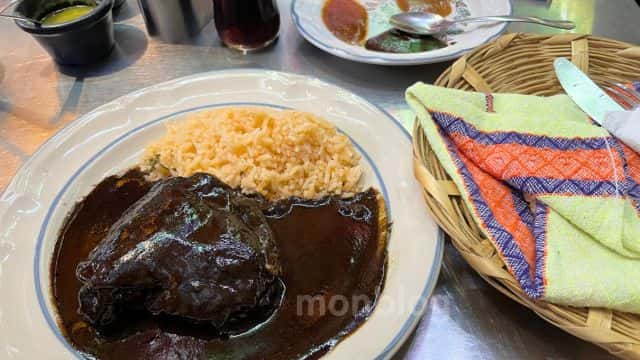 オアハカグルメ:Comedor Típico La Abuelitaのモレ(筆者撮影)