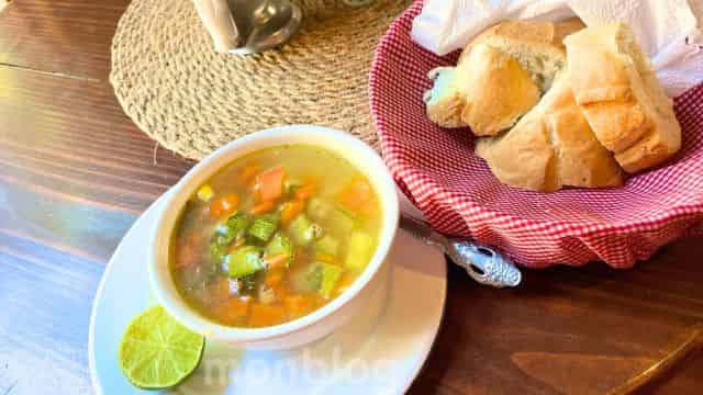 メキシコのコンソメスープ(筆者撮影)