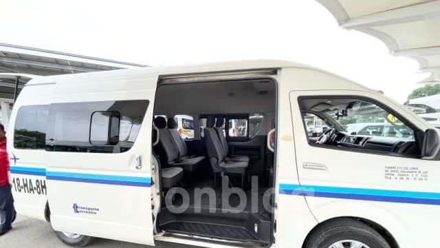 オアハカ空港から市内へコレクティーボで(筆者撮影)