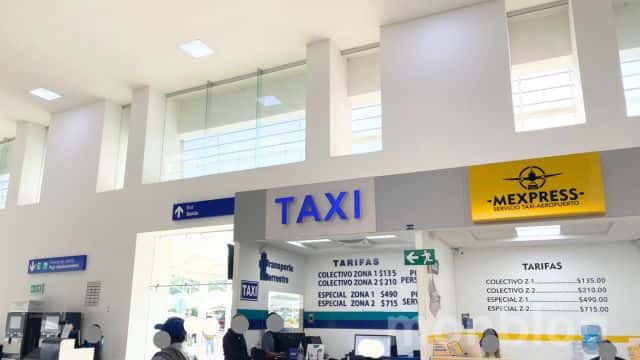 オアハカ空港「TAXIカウンター」でチケット購入(筆者撮影)