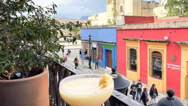 オアハカのメスカルカクテル:Selva Oaxaca Cocktail Barのテラス席からの眺め(筆者撮影)