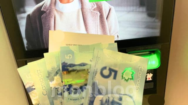 カナダドル両替ATM操作 現金が出てくる(筆者撮影)