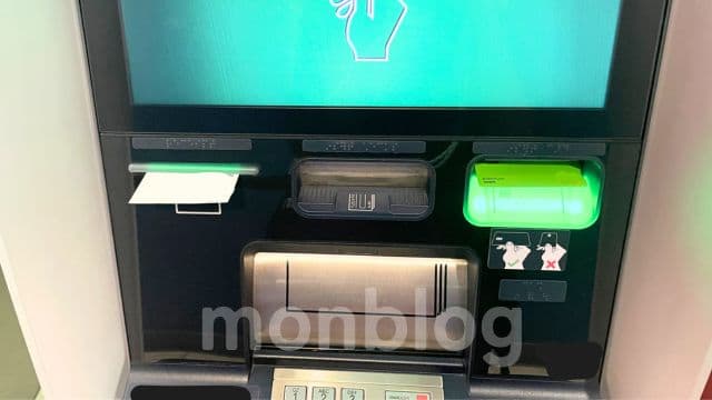 カナダドル両替ATM操作 カードが出てくる(筆者撮影)