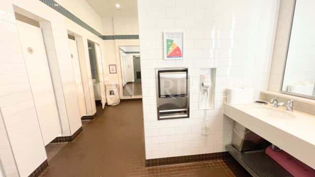 HI New York City Hostel シャワーとトイレ(筆者撮影)