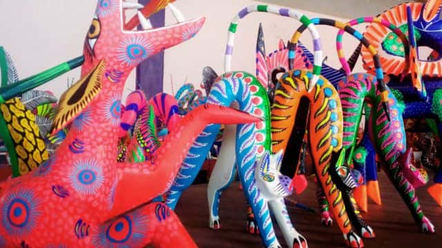 リメンバーミーに出てくるカラフルな動物 メキシコのアレブリヘ