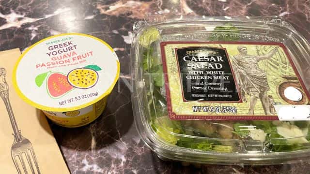 Trader Joe'sで買ったヨーグルトとチキンサラダ(筆者撮影)