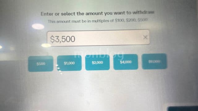 メキシコシティ国際空港CitibanamexのATMで金額を入力している様子(筆者撮影)
