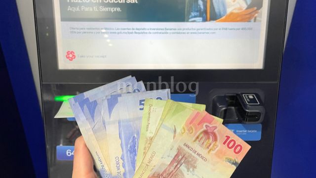 メキシコの手数料が安いCitibanamexのATMで現金を両替した様子(筆者撮影)
