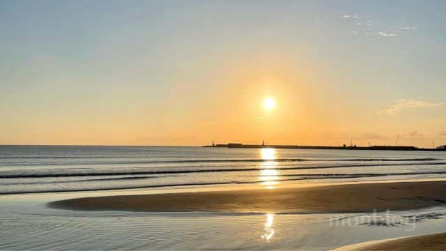 神在月に神様をお迎えする「稲佐の浜」の夕日（筆者撮影）