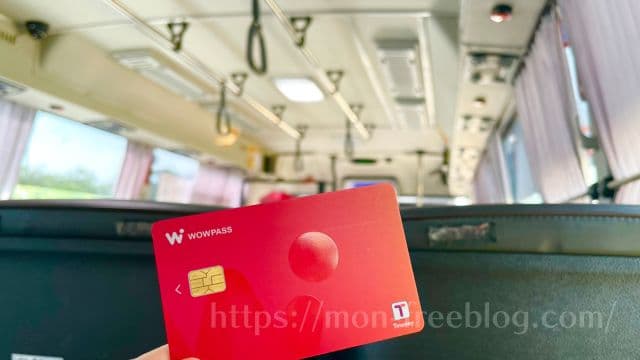 韓国のwowpassカードを使ってバスに乗る様子(筆者撮影)