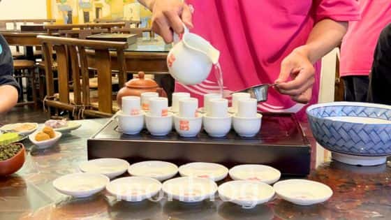 九份の阿妹茶樓で台湾茶パフォーマンス（筆者撮影）