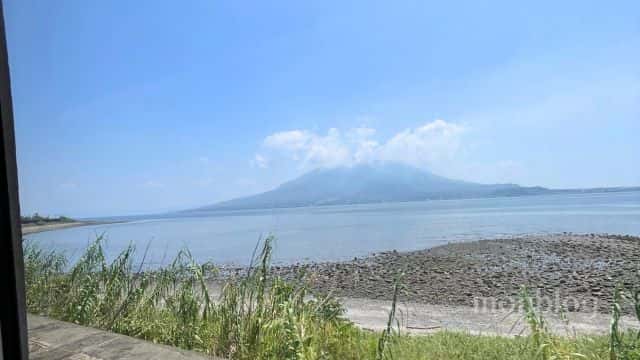 鹿児島の電車から見える桜島（筆者撮影）