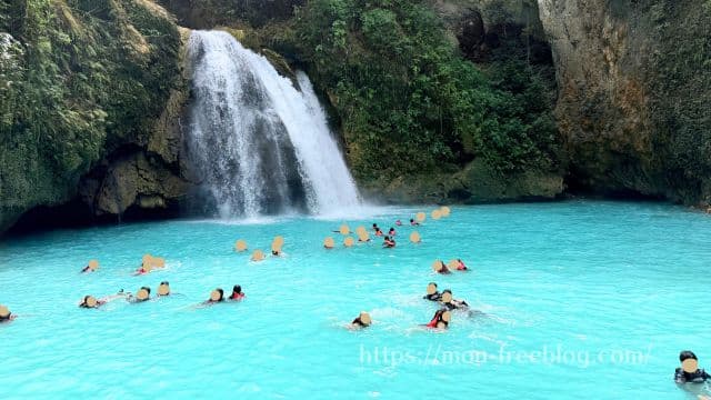 カワサン滝で泳ぐ様子（筆者撮影）