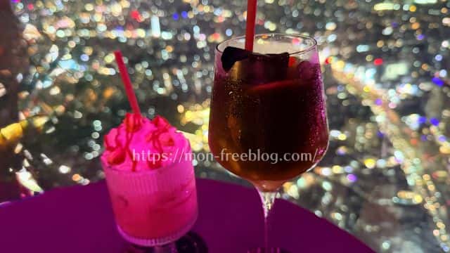 ホーチミン 夜景がきれいなバーでドリンクを楽しむ様子（筆者撮影）