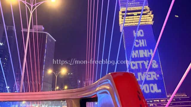 ホーチミンの2階建てバスからの夜景（筆者撮影）